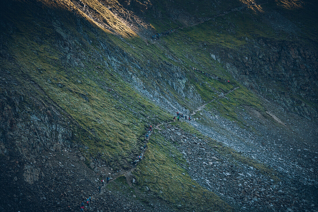 Wandergruppe passiert Geröllfeld ,E5, Alpenüberquerung, 5. Etappe,Braunschweiger Hütte, Ötztal, Rettenbachferner, Tiefenbachferner,   Österreich, Panoramaweg nach Vent