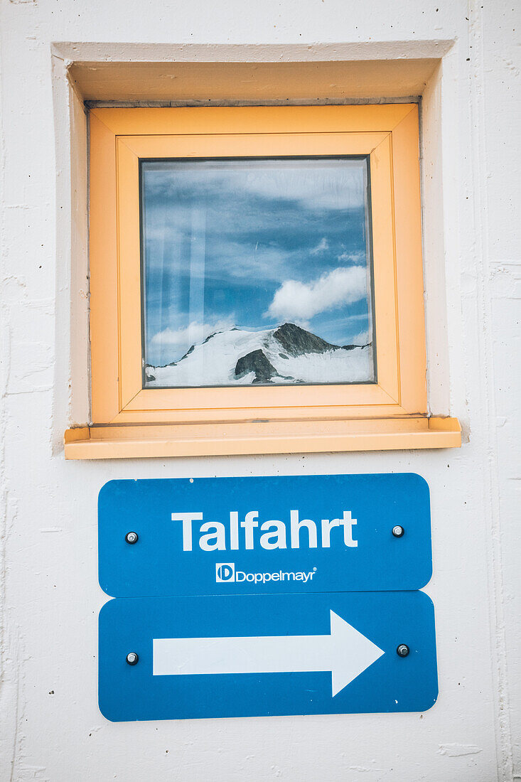 Berg spiegelt sich im Fenster von Söldener Lifthaus,E5, Alpenüberquerung, 5. Etappe,Braunschweiger Hütte, Ötztal, Rettenbachferner, Tiefenbachferner,   Österreich, Panoramaweg nach Vent