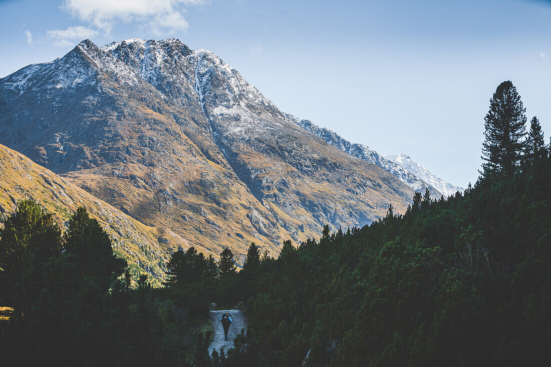 Wanderer auf Fernwanderweg,E5, Alpenüberquerung, 6. Etappe,Vent, Niederjochbach,Similaun Hütte, Schnalstal,   Vernagt Stausee,Meran