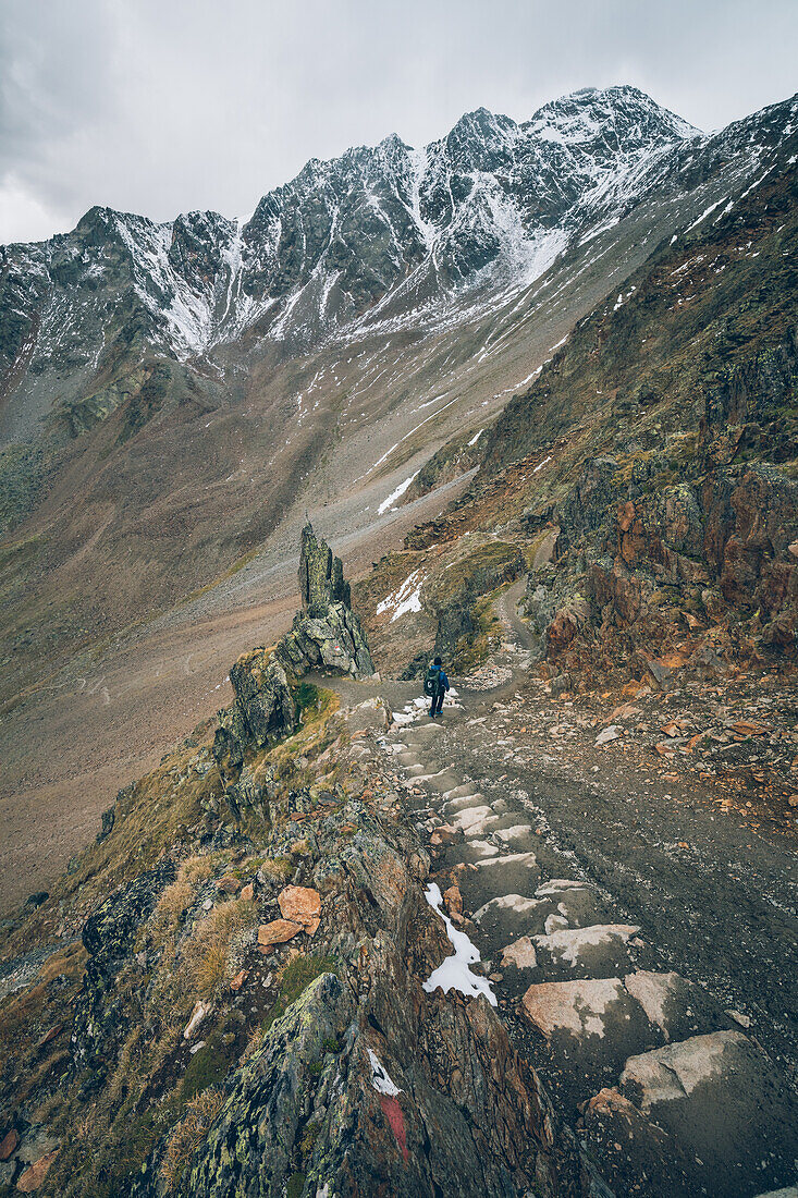 Bergsteiger beim Abstieg auf Fernwanderweg, E5, Alpenüberquerung, 6. Etappe,Vent, Niederjochbach,Similaun Hütte, Schnalstal,   Vernagt Stausee,Meran