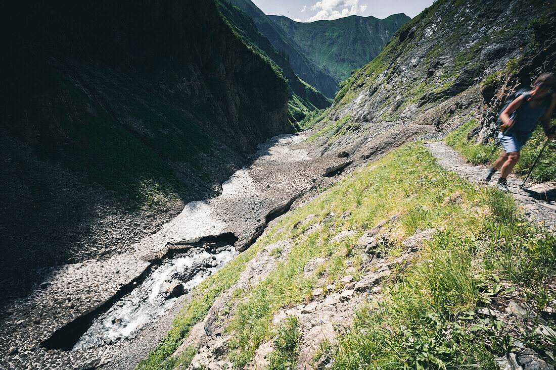 Wanderin beim Aufstieg, E5, Alpenüberquerung, 1. Etappe Sperbachtobel, Kemptner Hütte, Allgäu, Deutschland