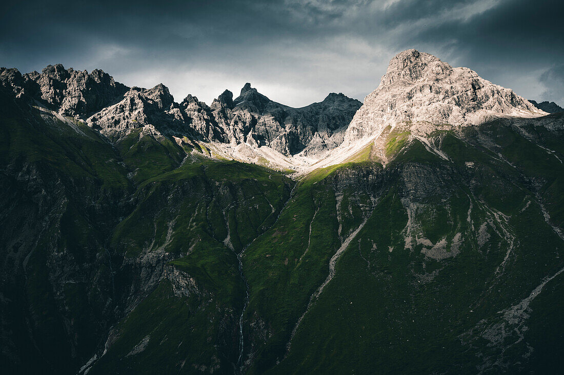 Lichtspiel in den Allgäueralpen, E5, Alpenüberquerung, 1. Etappe Sperbachtobel, Kemptner Hütte, Allgäu, Deutschland