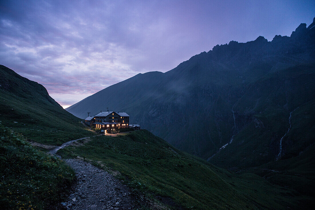 Blick zur Kemptner Hütte bei Abendstimmung, E5, Alpenüberquerung, 1. Etappe Sperbachtobel, Kemptner Hütte, Allgäu, Deutschland