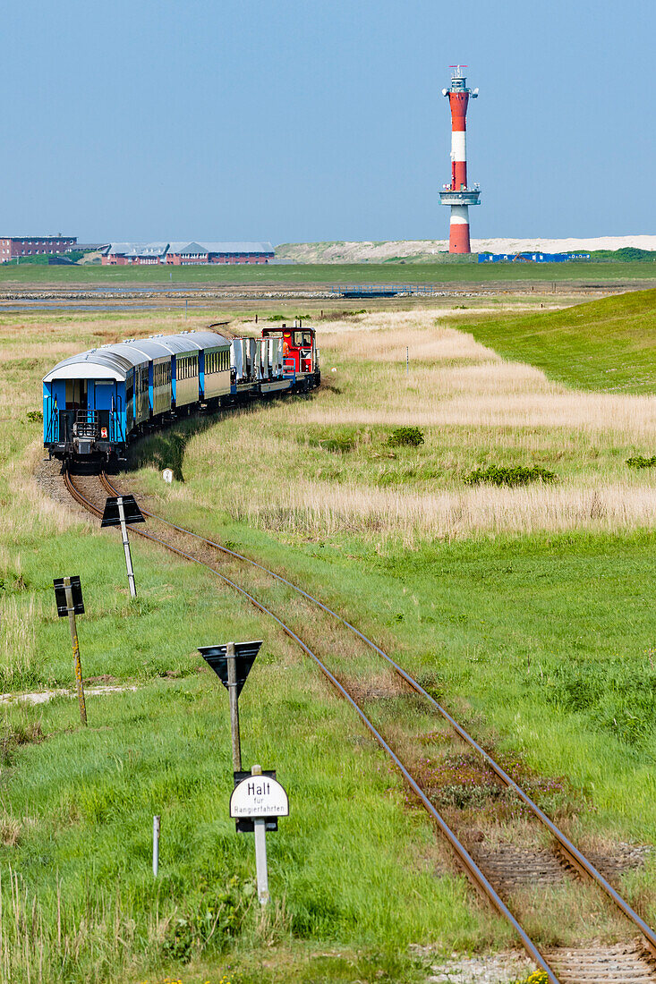 Inselbahn vor dem neuen Leuchtturm, Wangerooge, Ostfriesland, Niedersachsen, Deutschland