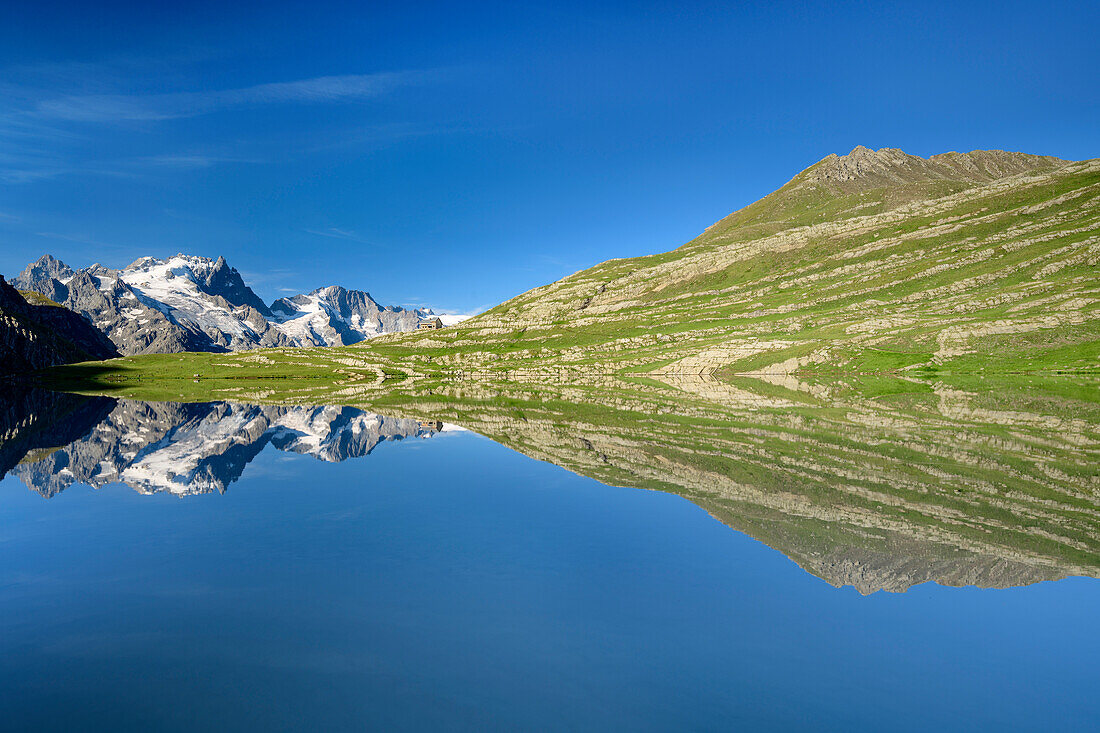 See Lac du Goléon mit Refuge du Goléon und Blick auf Meije im Gebiet Ecrins, Lac du Goléon, Nationalpark Ecrins, Dauphine, Dauphiné, Hautes Alpes, Frankreich