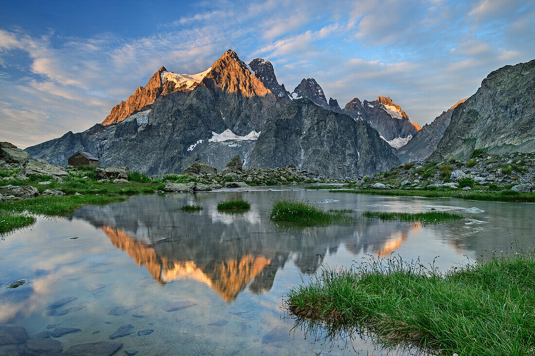 Mont Pelvoux im Alpenglühen spiegelt sich in See, Aufstieg zum Refuge Glacier Blanc, Ecrins, Nationalpark Ecrins, Dauphine, Dauphiné, Hautes Alpes, Frankreich