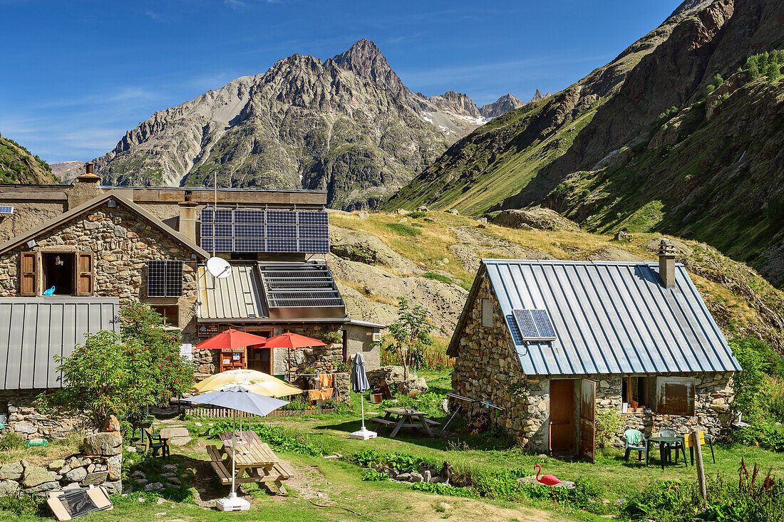 Hütte Refuge de la Lavey mit Aiguille du Plat de la Selle, Ecrins, Nationalpark Ecrins, Dauphine, Dauphiné, Hautes Alpes, Frankreich