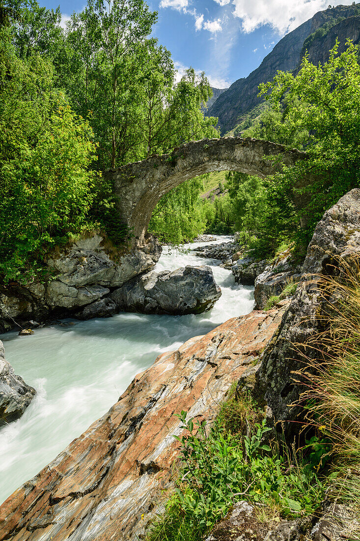 Roman stone bridge 'Pont de la Raya, Refuge de Lavey, Ecrins, Ecrins National Park, Dauphiné, Dauphiné, Hautes Alpes, France