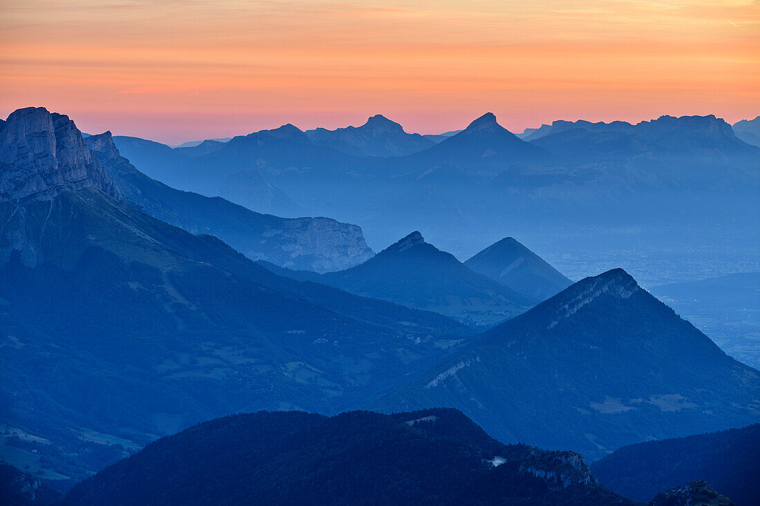 Morgenrot über Moucherolle und den Bergen des Parc Naturel Regional de Chartreuse, vom Grand Veymont, Vercors, Dauphine, Dauphiné, Isère, Frankreich