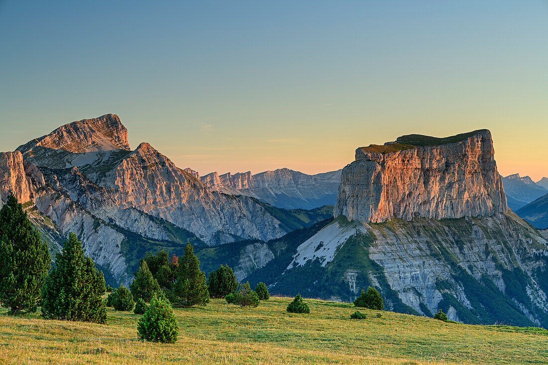 Grand Veymont und Mont Aiguille im Morgenlicht, vom Tête Chevalier, Vercors, Dauphine, Dauphiné, Isère, Frankreich