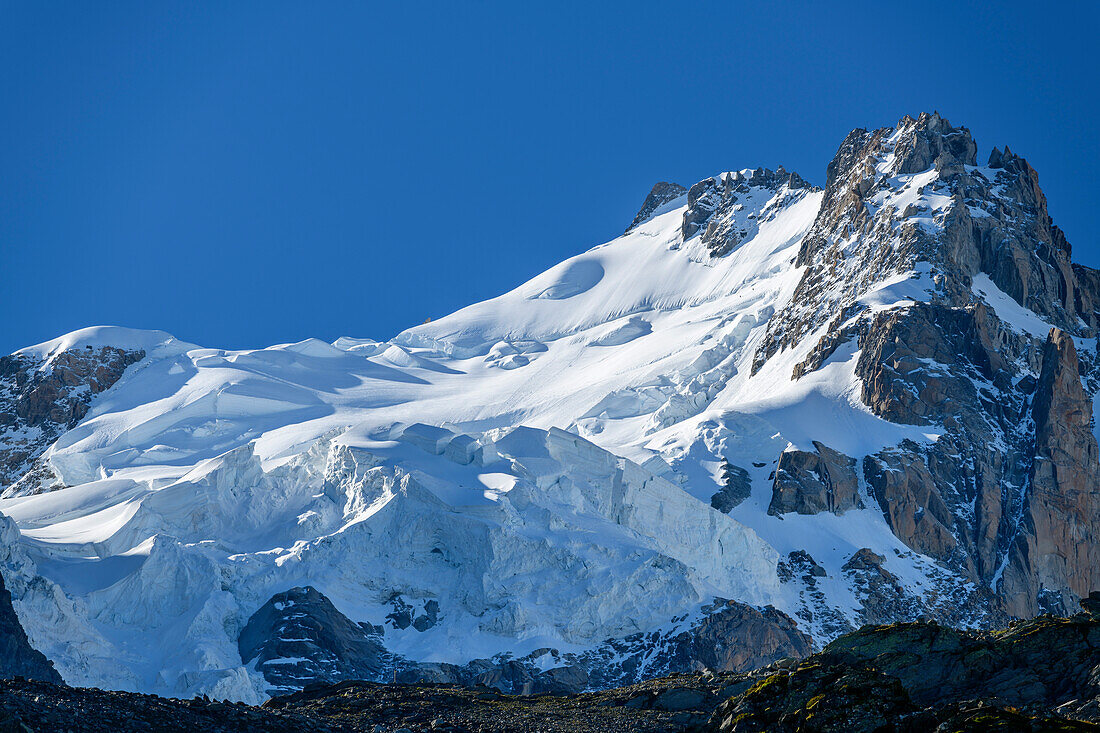 Blick auf Gletscherbrüche am Mont Maudit, Pyramide, Mont Blanc, Grajische Alpen, Savoyer Alpen, Haute-Savoie, Frankreich