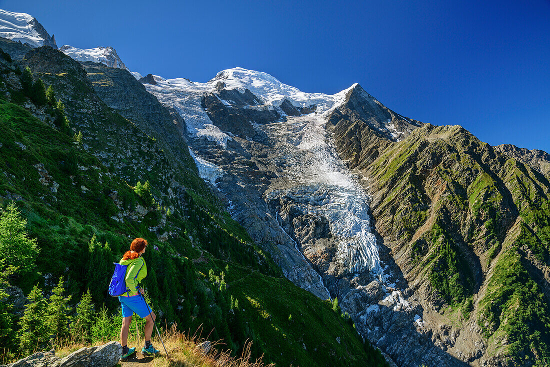 Frau steht auf Wiesenrücken und blickt auf Taconnaz-Gletscher und Mont Blanc, Pyramide, Mont Blanc, Grajische Alpen, Savoyer Alpen, Haute-Savoie, Frankreich