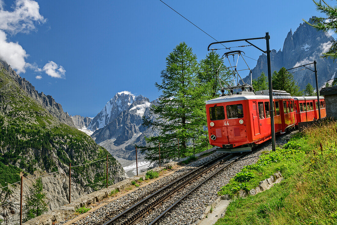 Rote Zahnradbahn von Montenvers fährt ins Tal, Grandes Jorasses im Hintergrund, Montenvers, Mont Blanc, Grajische Alpen, Savoyer Alpen, Haute-Savoie, Frankreich