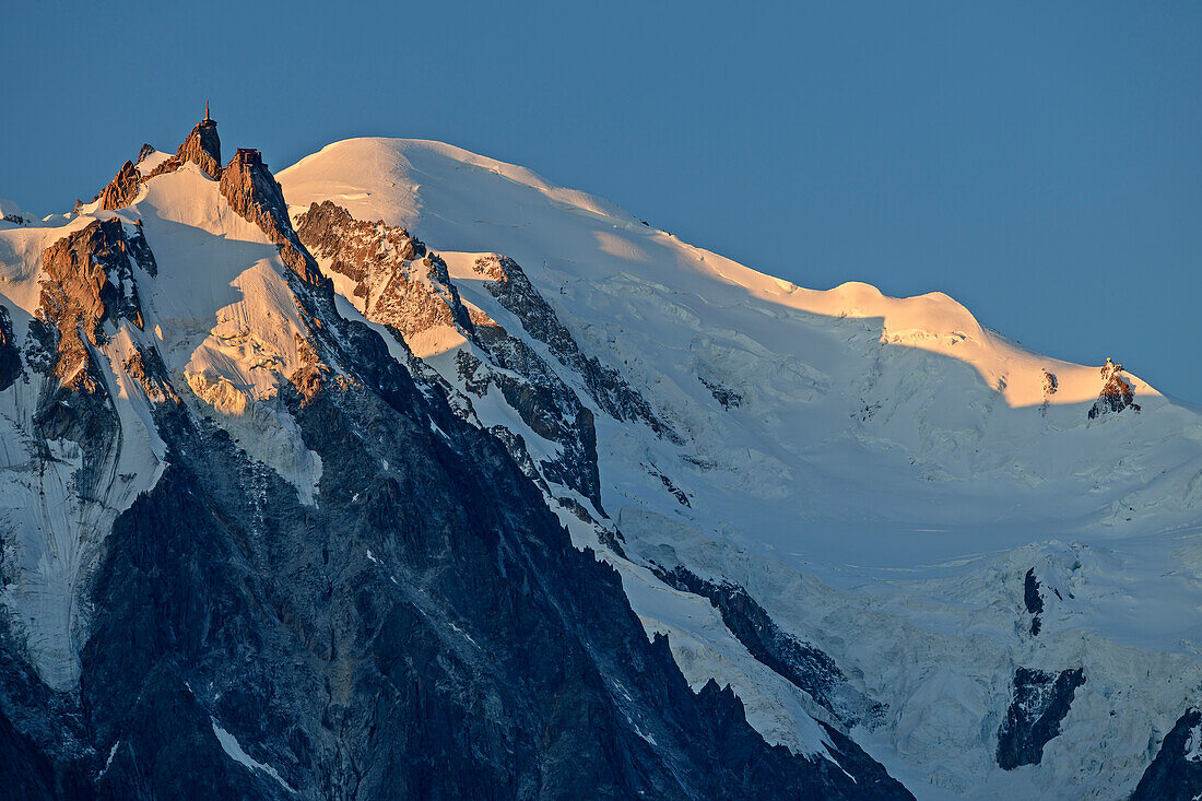 Aiguille du Midi und Mont Blanc, Mont Blanc, Grajische Alpen, Savoyer Alpen, Haute-Savoie, Frankreich