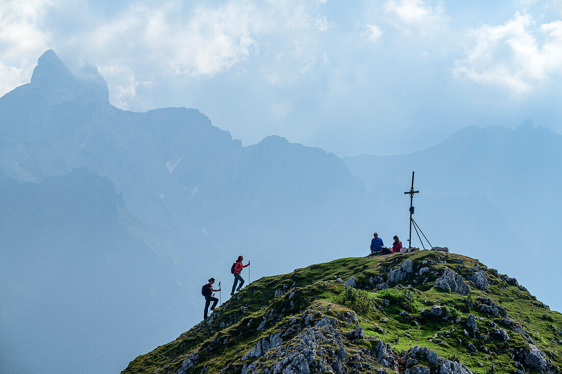 Zwei Frauen beim Wandern gehen auf Gipfelkreuz des Rötelstein zu, Rötelstein, Dachstein, Salzburg, Österreich