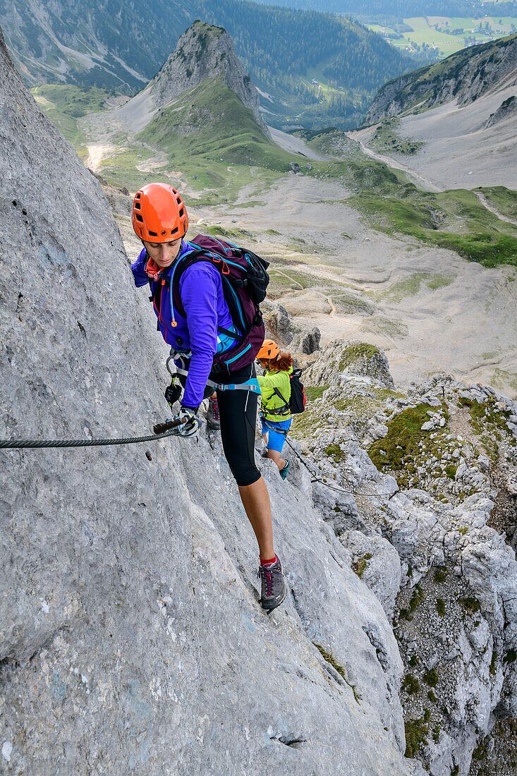 Zwei Frauen steigen über Klettersteig zum Eselstein auf, Eselstein, Dachstein, Steiermark, Österreich