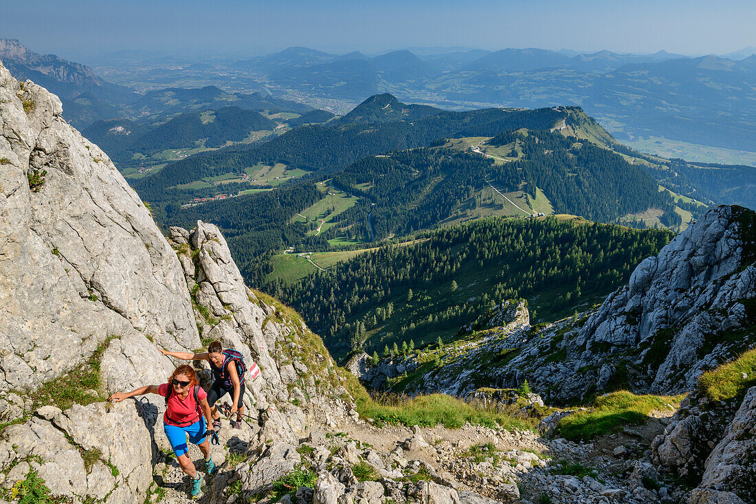 Zwei Frauen beim Wandern steigen zum Hohen Göll auf, Schustersteig, Hoher Göll, Berchtesgadener Alpen, Oberbayern, Bayern, Deutschland