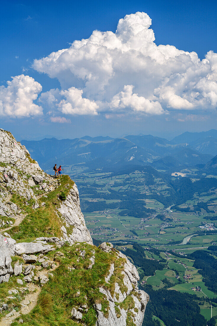 Zwei Frauen wandern auf ausgesetztem Wiesenband, Salzachtal im Hintergrund, Schustersteig, Hoher Göll, Berchtesgadener Alpen, Oberbayern, Bayern, Deutschland