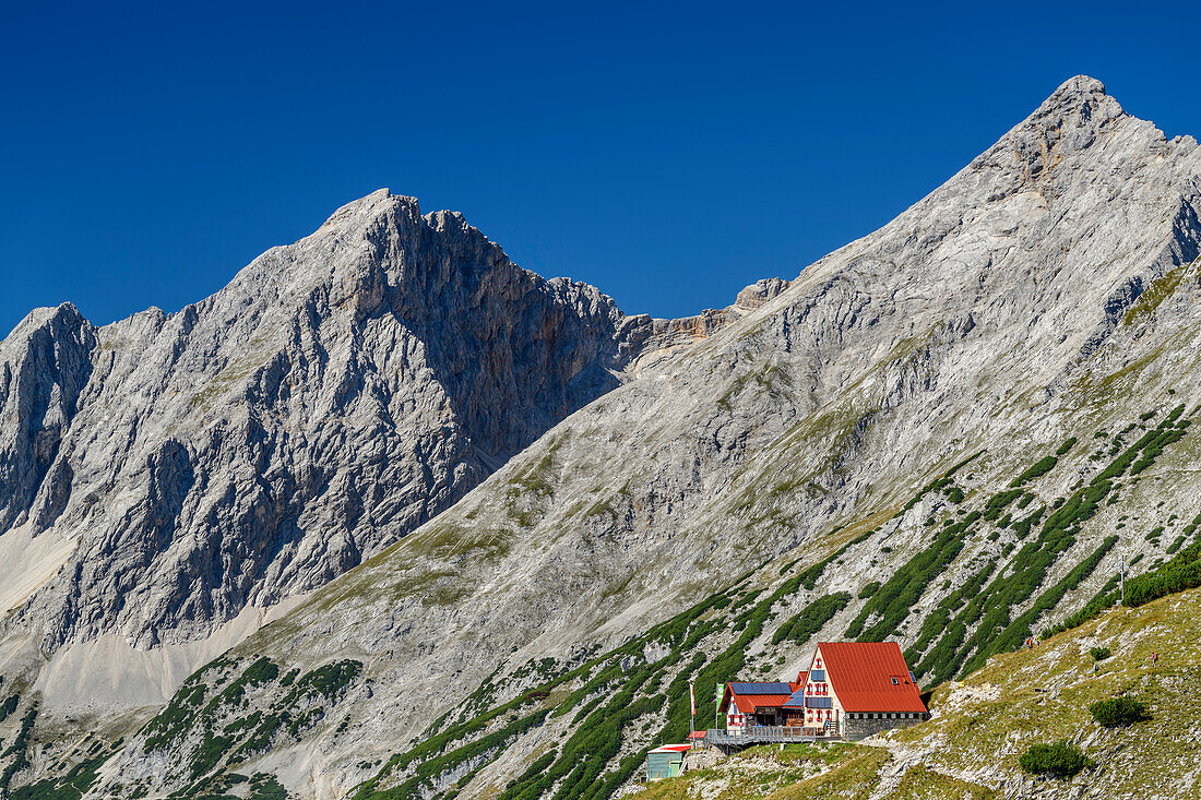Bettelwurfhütte mit Rosskopf und Grosser Lafatscher im Hintergrund, Bettelwurfhütte, Bettelwurf, Karwendel, Tirol, Österreich