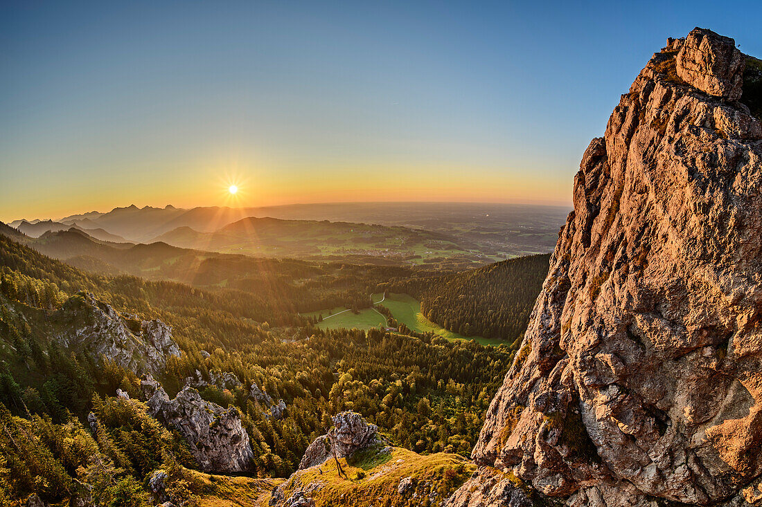 Sonnenuntergang über Samerberg und Mangfallgebirge, Hochries, Chiemgauer Alpen, Chiemgau, Oberbayern, Bayern, Deutschland
