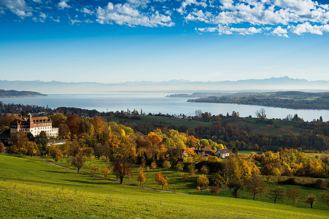 Ausblick auf Schloss Spetzgart über den Bodensee zu den Alpen im Herbst, Überlingen, Baden-Württemberg, Deutschland