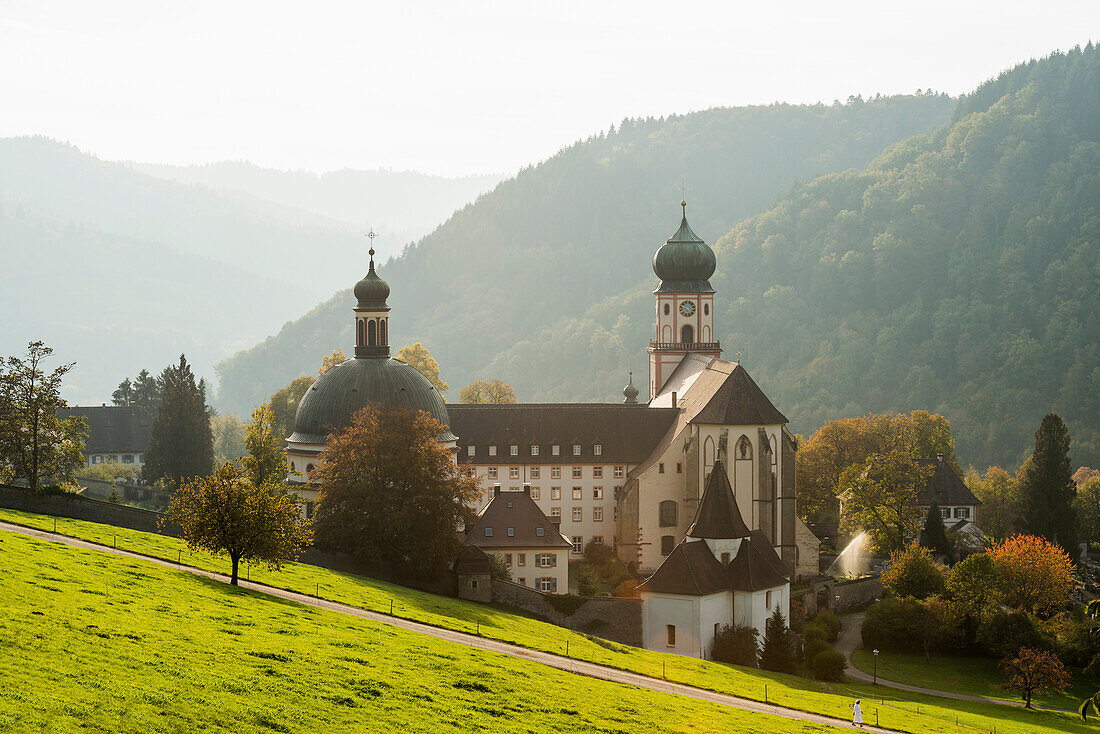 Kloster St. Trudpert im Herbst, Benediktinerkloster, Münstertal, Schwarzwald, Baden-Württemberg, Deutschland