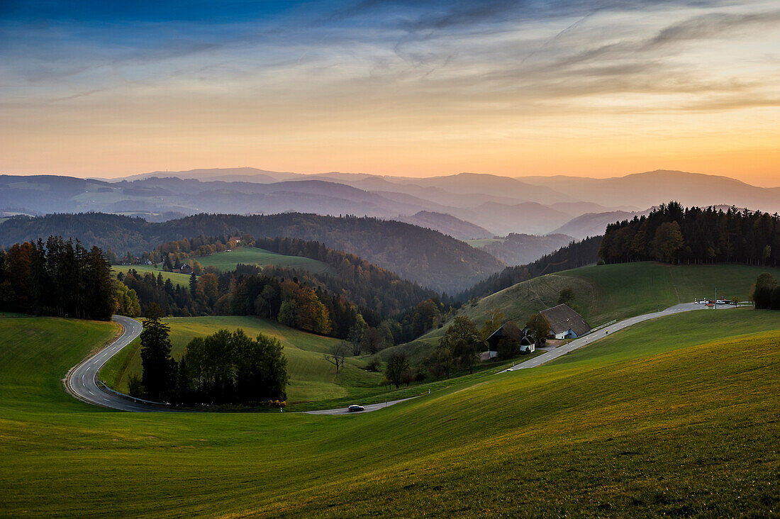 Ausblick auf hügelige Landschaft, teils bewaldet, Abendlicht, bei St Märgen, Schwarzwald, Baden-Württemberg, Deutschland
