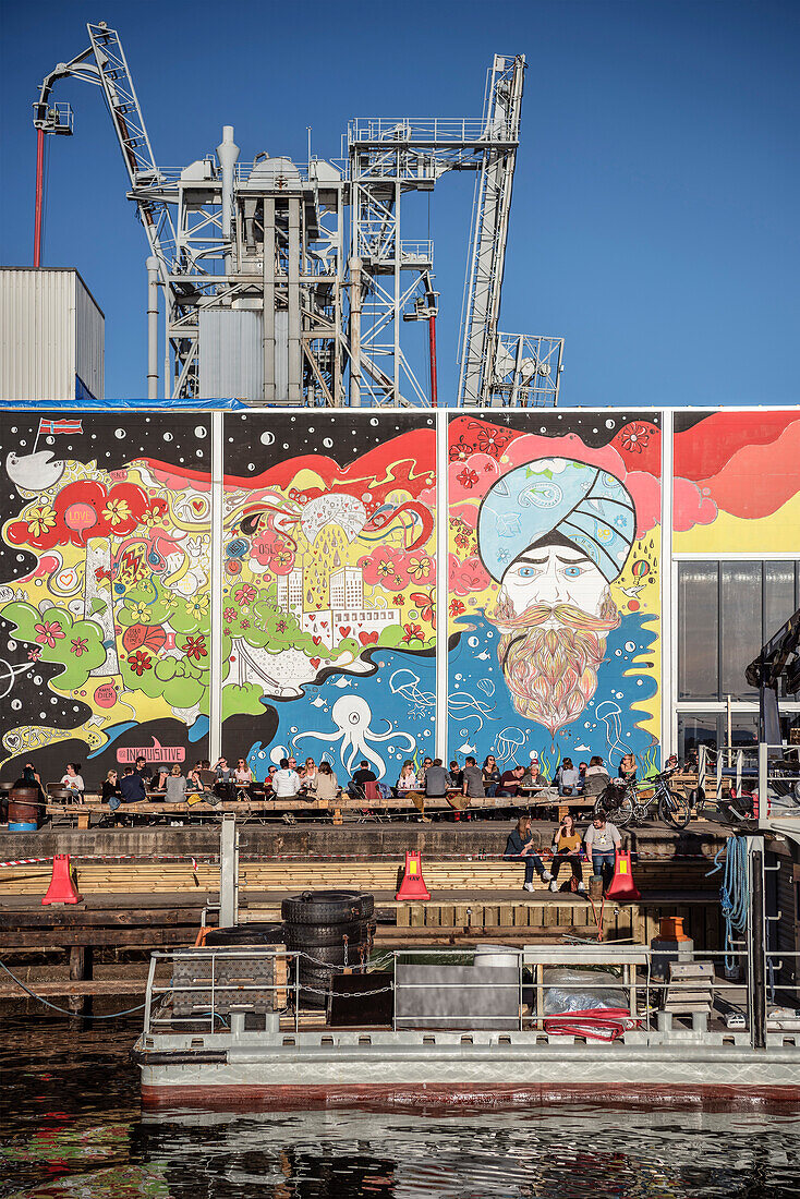 Menschen genießen die Sonne am Szene Treff am Hafen von Oslo, Wandbilder & Graffiti, Oslofjord, Norwegen, Skandinavien, Europa