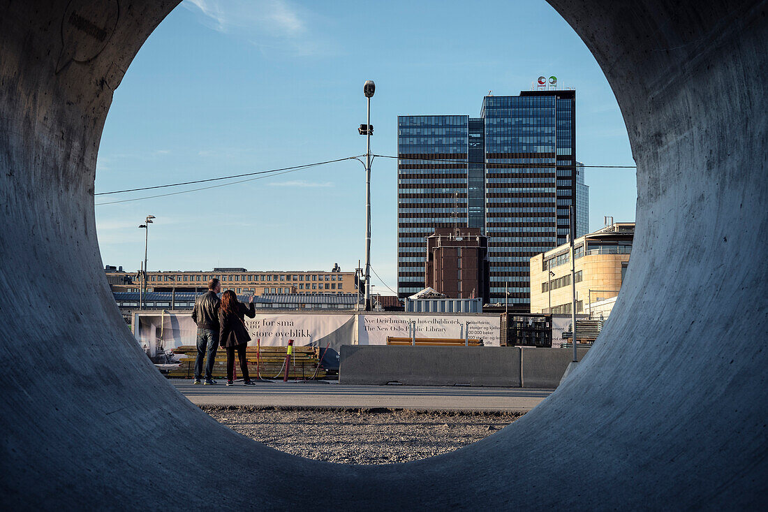 Zwei Personen blicken auf Baustelle an der Ooper, Oslo, Norwegen, Skandinavien, Europa