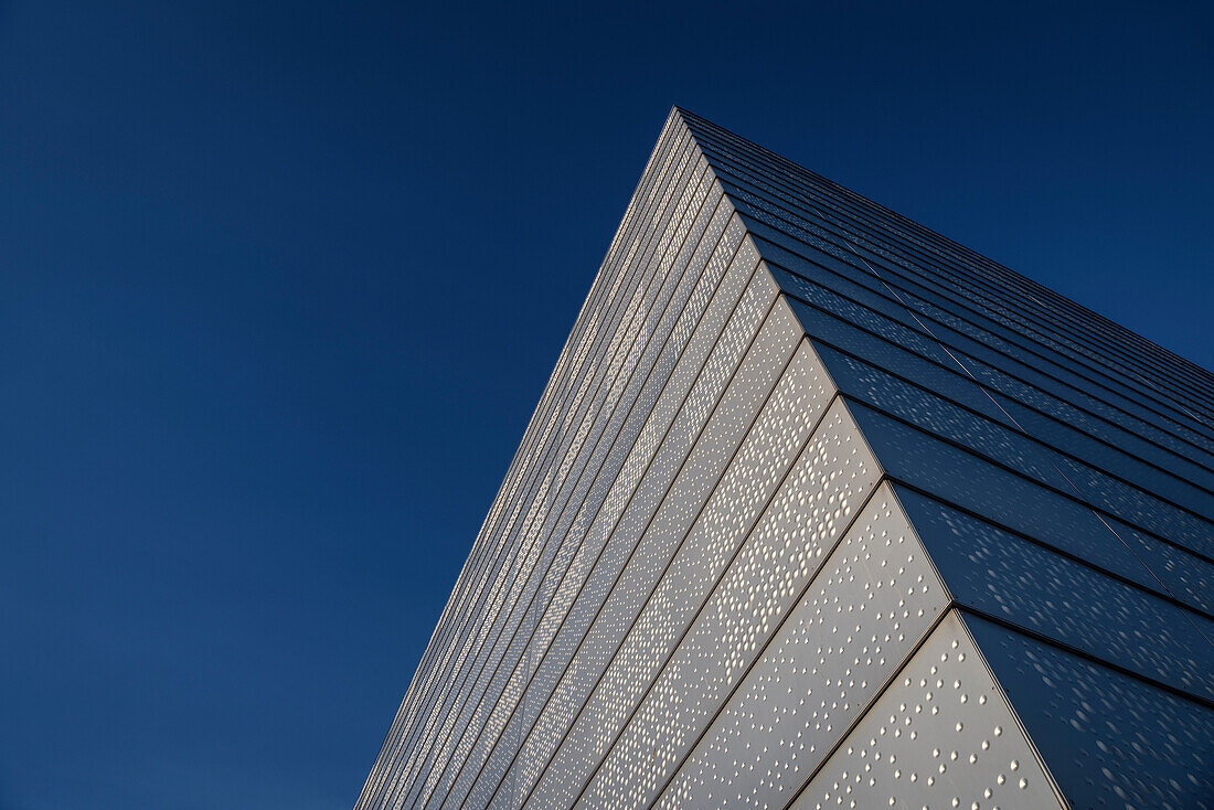 Detail der Dachkunstruktion der Oper vor tiefblaumen Himmel, das Neue Opernhaus in Oslo, Norwegen, Skandinavien, Europa