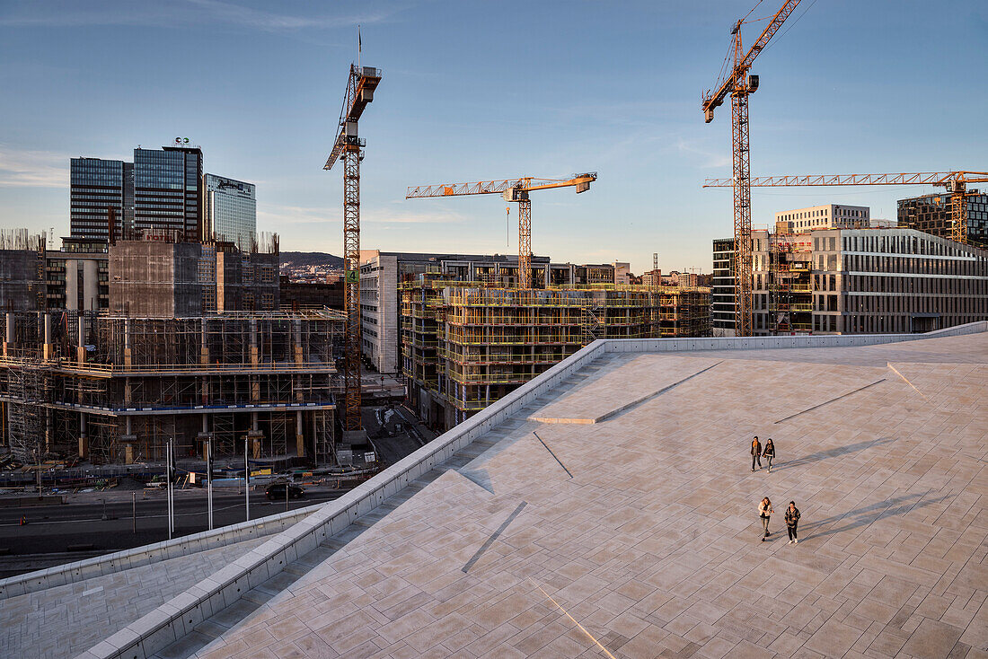 mehrere Personen laufen vom Dach der Oper hinab, Blick auf umliegende Baustelle, das Neue Opernhaus in Oslo, Norwegen, Skandinavien, Europa