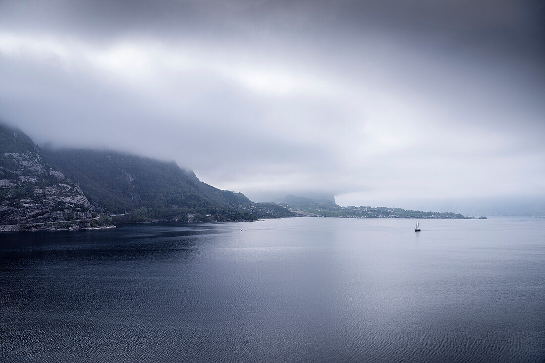 Blick zur Küste des Lysefjord, Forsand, Rogaland Provinz, Norwegen, Skandinavien, Europa