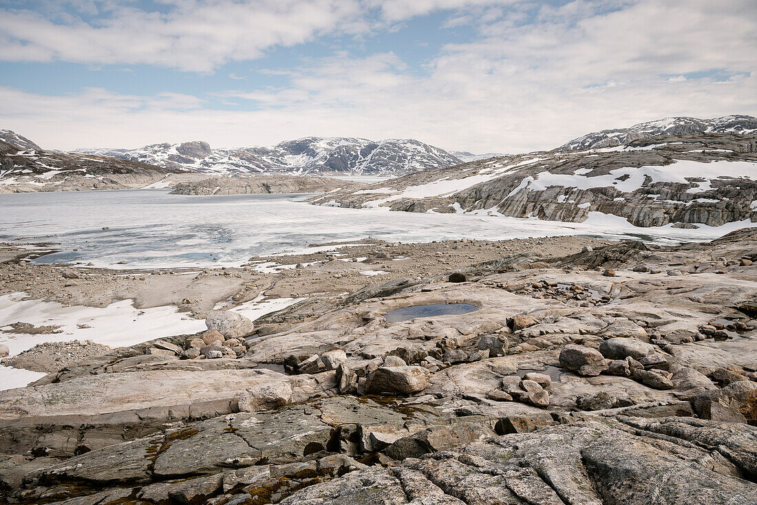 zugefrorener Stausee Lyngsvatnet im Hochland von Norwegen bei Lysebotn, Skandinavien, Europa