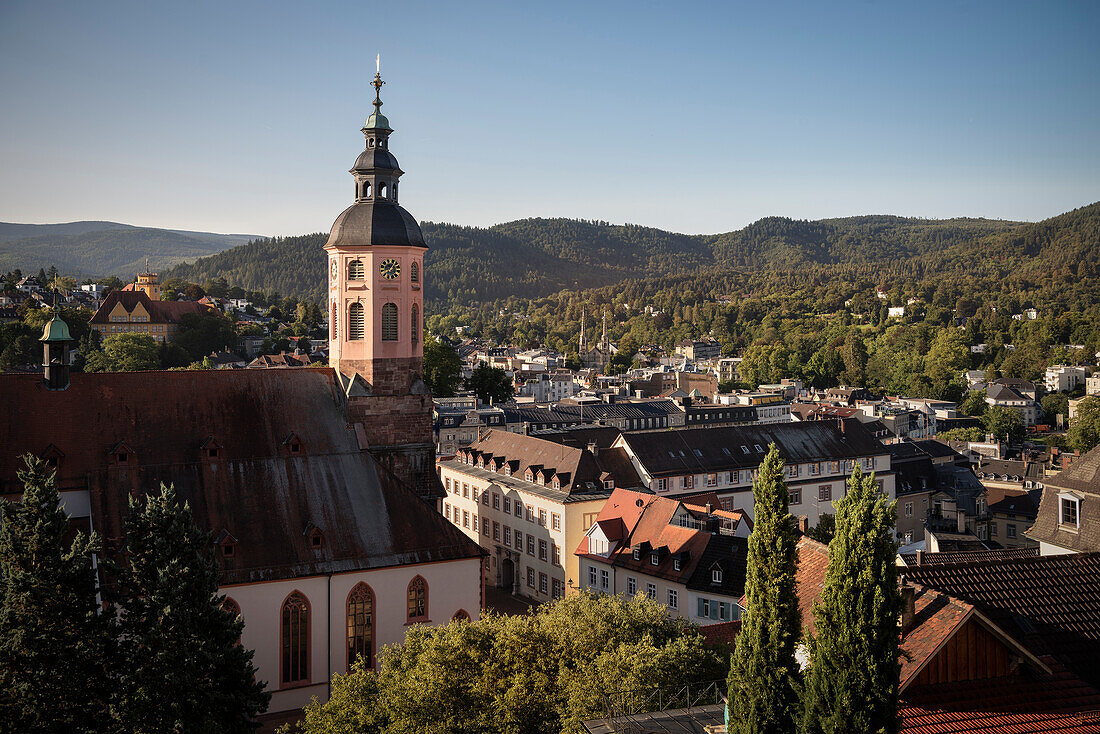 Panorama über Baden-Baden mit der Stiftskirche im Vordergrund, Kur und Bäderstadt, Baden-Württemberg, Deutschland