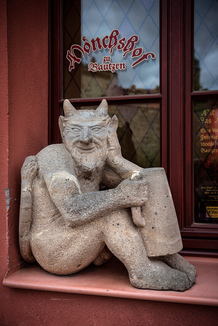 nackter Teufel mit Bierkurg, Skulptur am Mönchshof (Gasthaus), Bautzen, Oberlausitz, Sachsen, Deutschland