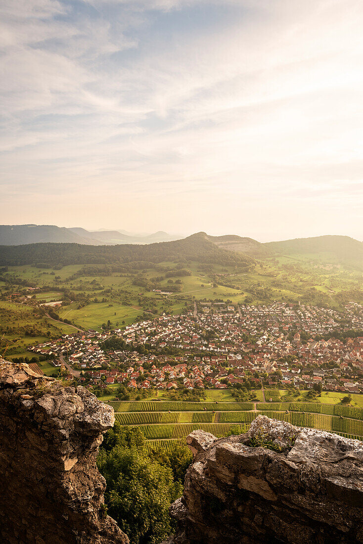 Blick auf Neuffen von Burg Hohenneuffen, Schwäbische Alb, Baden-Württemberg, Deutschland