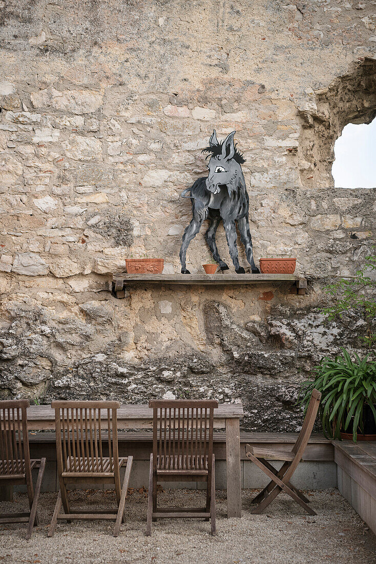 bemalte Esel Skulptur, Burg Hohenneuffen, Schwäbische Alb, Baden-Württemberg, Deutschland