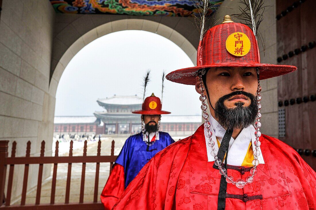 SEOUL SOUTH KOREA Changing of the guard Gyeong Bok Gung Palace.