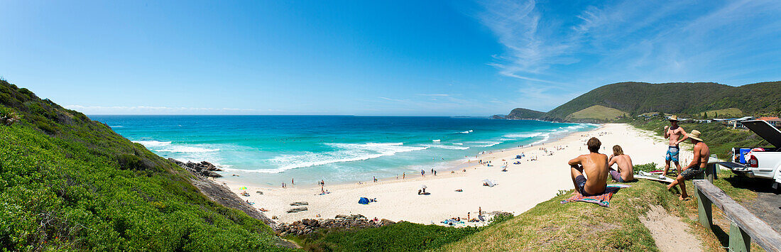 Lokale Surfer überblicken Blueys Beach, Blueys Beach, New South Wales, Australien