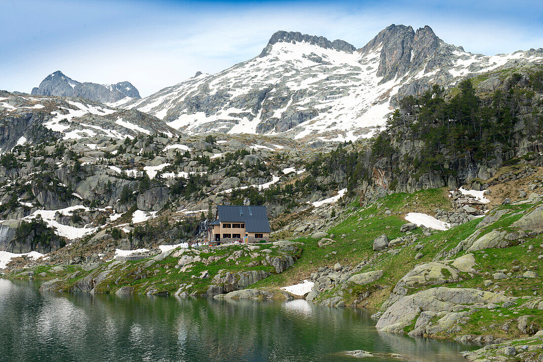 Die Refugi De Colomers im Parc National d'Aigüestortes i Estany de Sant Maurici, Spanische Pyrenäen, Val d'Aran, Katalonien, Spanien