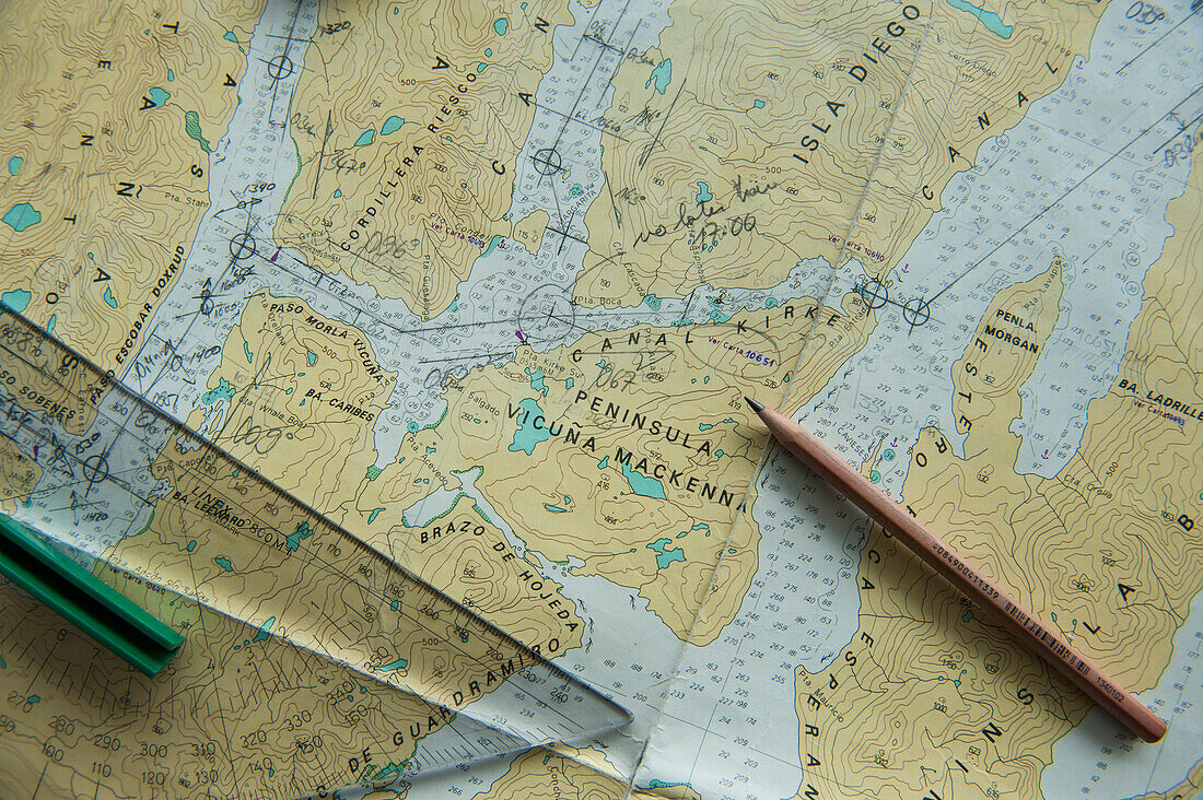 Die Karte auf der Brücke von Expeditions-Kreuzfahrtschiff MS Hanseatic (Hapag-Lloyd Kreuzfahrten) zeigt die geplante Route, Kirke Narrows, Magallanes y de la Antartica Chilena, Patagonien, Chile, Südamerika