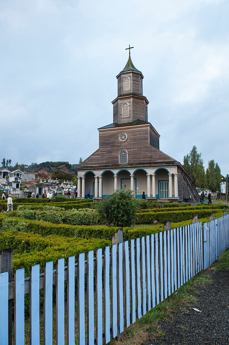 Blick auf die Holzkirche Iglesia Nuestra Senora de Gracia de Nercón aus dem späten 19. Jahrhundert, ein UNESCO-Weltkulturerbe, Castro, Chiloe-Insel, Los Lagos, Patagonien, Chile, Südamerika