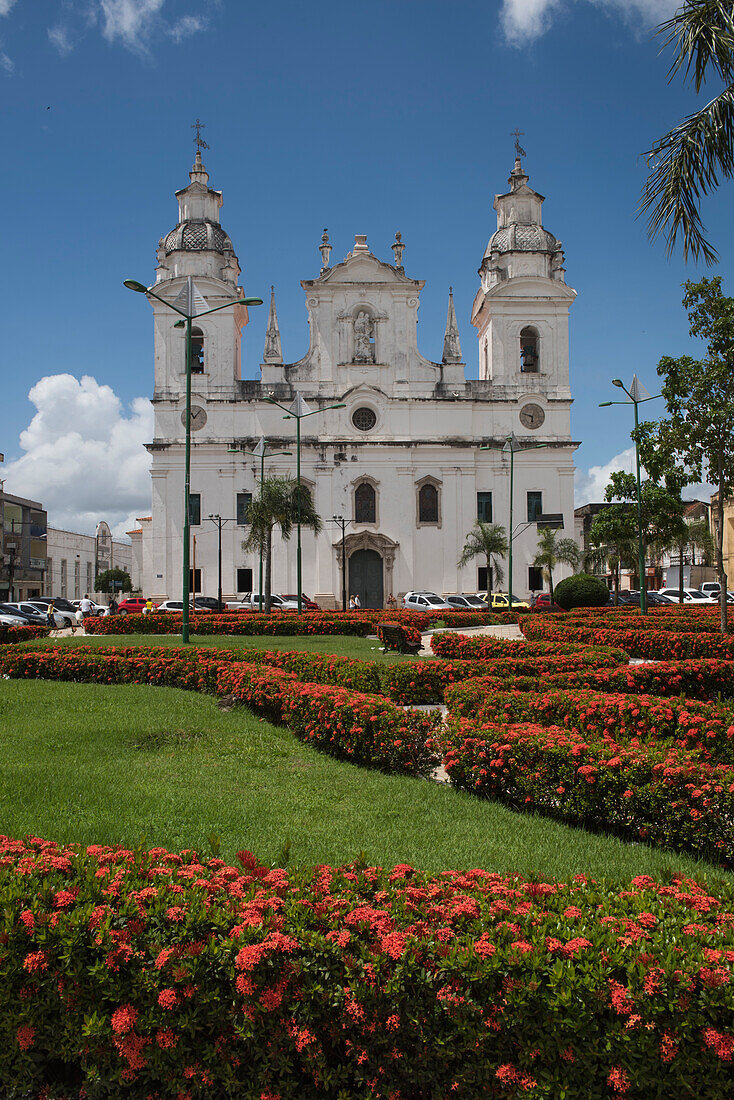 Blick über den Park zur historischen Kathedrale Unserer Lieben Frau von Grace (Catedral Nossa Senhora das Graças), auch Catedral Nossa Senhora de Belém genannt, zwischen 1748 und 1782 erbaut, Belem, Para, Brasilien, Südamerika