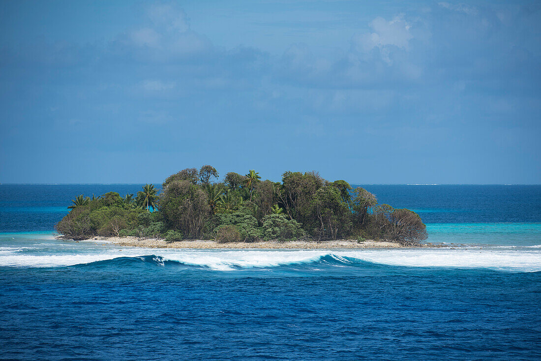 Wellen brechen an der Küste einer winzigen mit Palmen bedeckten Insel, Bock Island, Ujae Atoll, Marshallinseln, Südpazifik