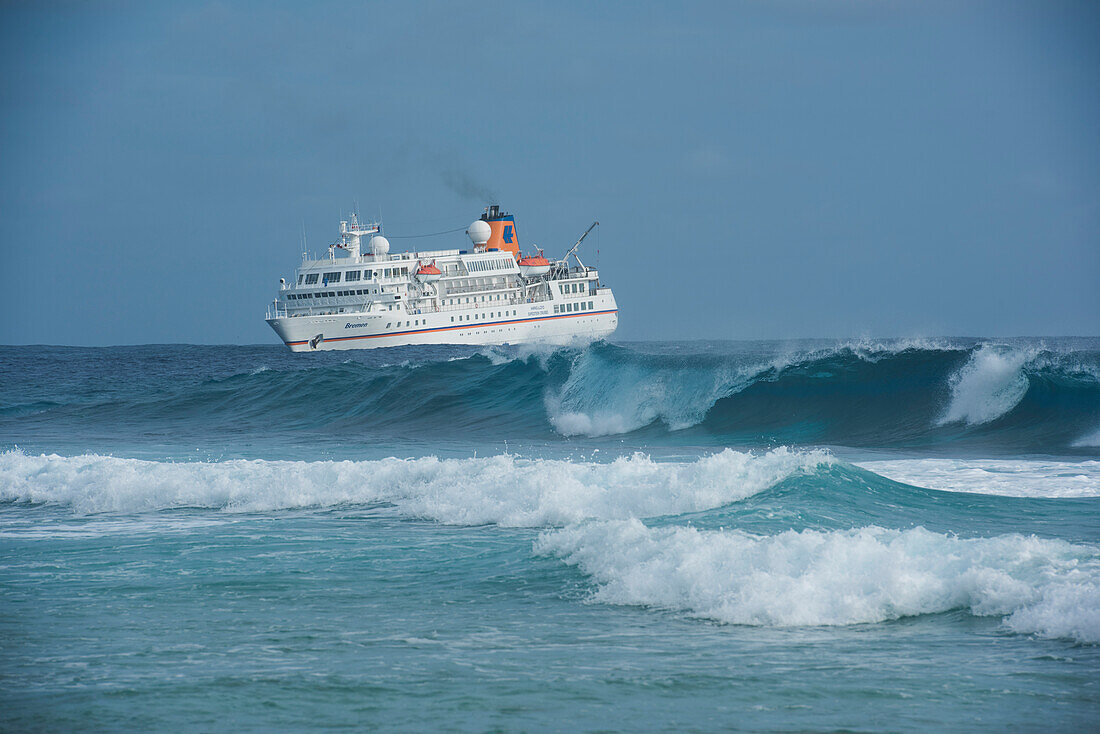 Das Expeditions-Kreuzfahrtschiff MS Bremen (Hapag-Lloyd Kreuzfahrten) liegt vor der Küste während die Passagiere an Land gehen, Bock Island, Ujae Atoll, Marshallinseln, Südpazifik