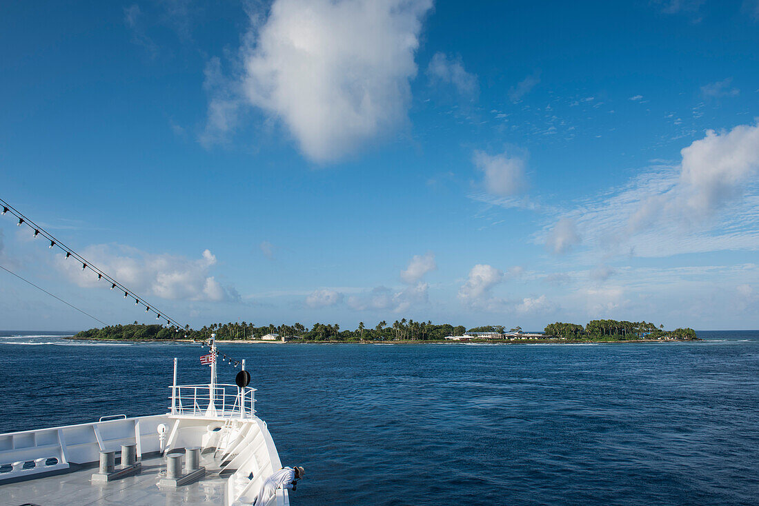 Das Expeditions-Kreuzfahrtschiff MS Bremen (Hapag-Lloyd Kreuzfahrten) liegt vor einer von Palmen bedeckten Insel vor Anker, Jabor Island, Jaluit Atoll, Ralik-Kette, Marshallinseln, Südpazifik