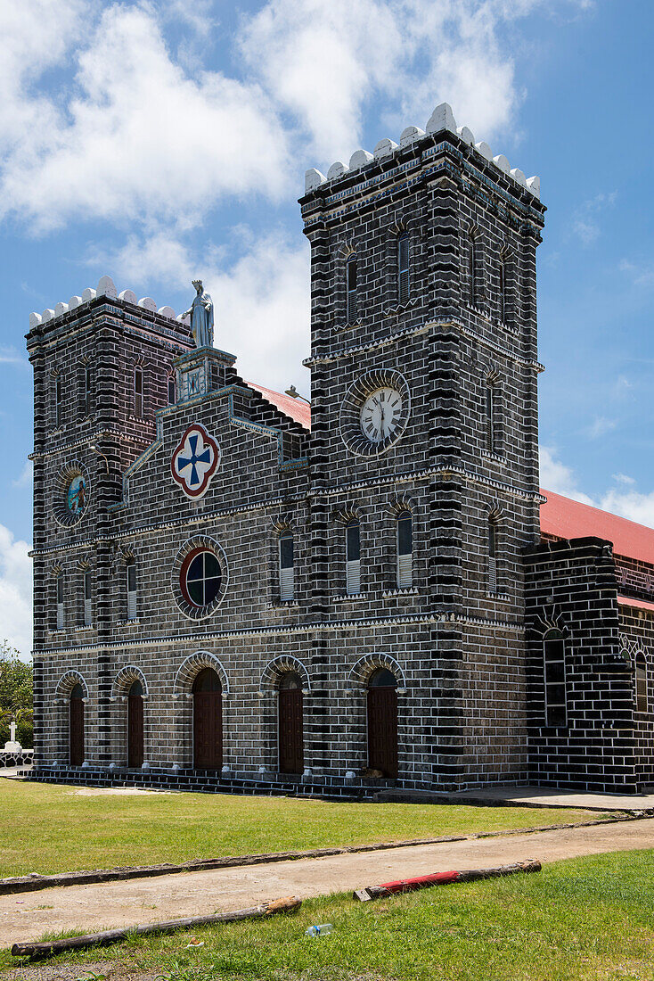 Römisch-katholische Kathedrale Unserer Lieben Frau von Mariä Himmelfahrt (auch bekannt als Matâ'Utu-Kathedrale), erbaut 1951 mit einem Malteserkreuz, Mata Utu, Uvea Island, Wallis und Futuna, Südpazifik