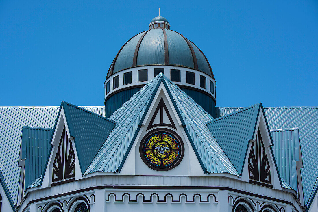 Kuppel- und Dachdetails der blauen, weißen und schwarzen Kathedrale der Unbefleckten Empfängnis (auch Kathedrale von Apia oder Mulivai-Kathedrale genannt), die an der Stelle der ursprünglichen Kirche aus der Mitte des 19. Jahrhunderts erbaut und 2014 eröf