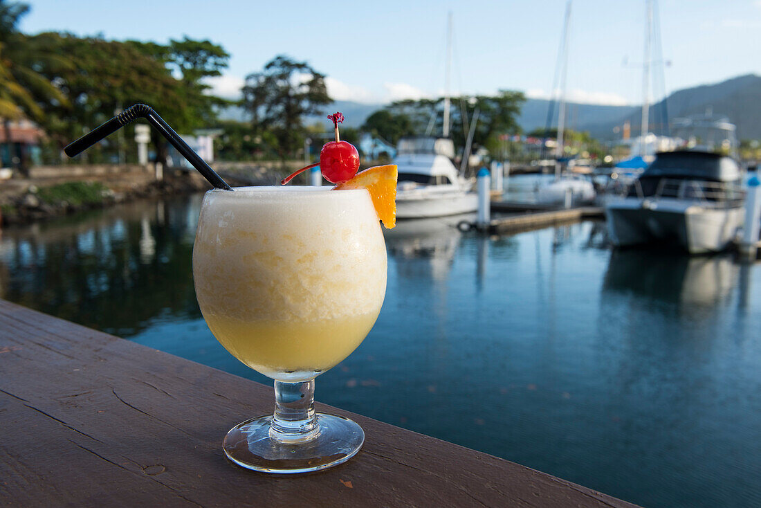 Ein durstlöschender Cocktail steht auf einem Geländer mit einem Jachthafen im Hintergrund, Apia, Upolu, Samoa, Südpazifik
