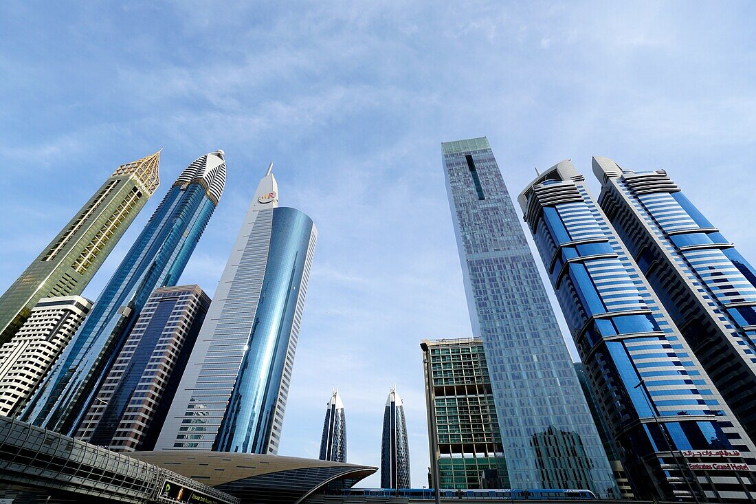 Metro, U-Bahn, Bahnhof Financal Centre, Hochhäuser, Sheikh Zayed Road, Dubai, VAE, Vereinigte Arabische Emirate